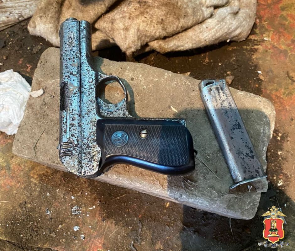 Житель Тверской области выкопал целый арсенал военного оружия и боеприпасов Житель Тверской области выкопал целый арсенал военного оружия и боеприпасов