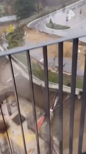 Часть дорожной развязки обрушилась в сербском городе Крагуевац