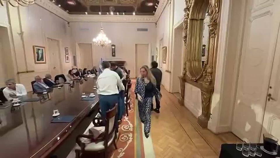 Андрей Клинцевич: Ничего необычного — просто президент Аргентины Хавьер Милей приветствует своих министров перед началом первого заседания кабинета