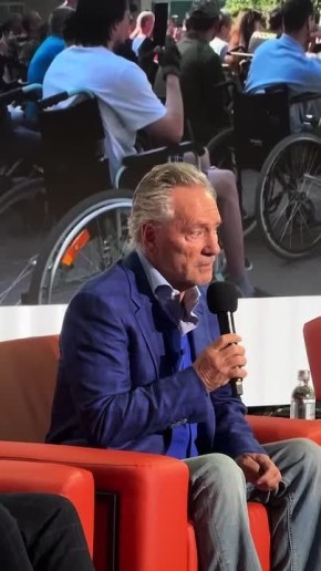 Сила в правде – Киселев. "Я бы хотел поздравить моих коллег, артистов "Русской медиагруппы" и поблагодарить за то, что вы делаете