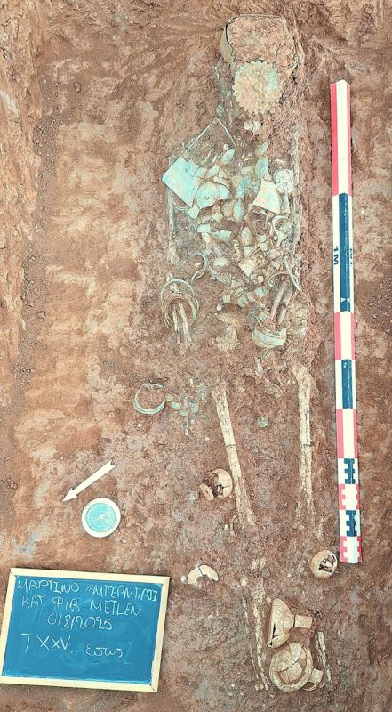 Захоронение женщины в перевернутой диадеме обнаружили археологи в Греции — положение украшения символизирует "падение монарха"