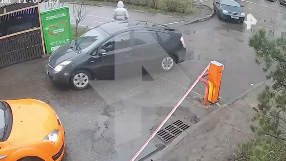 Вижу цель, не вижу препятствия: бородатый таксист сломал шлагбаум в Подмосковье