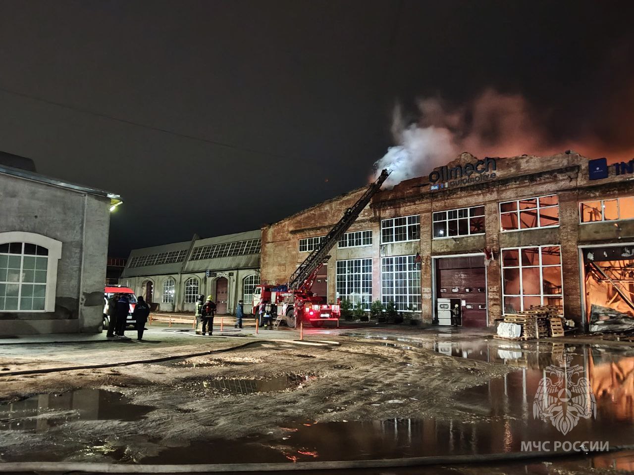 Крупный пожар разгорелся на заводе в Нижнем Новгороде Крупный пожар разгорелся на заводе в Нижнем Новгороде