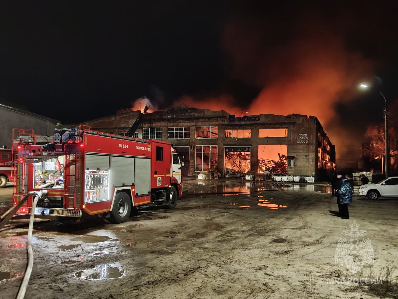 Крупный пожар разгорелся на заводе в Нижнем Новгороде