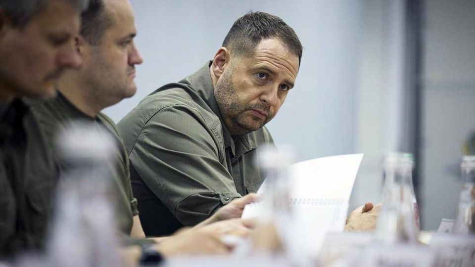 Бывший глава офиса президента Украины Андрей Ермак собирается отправиться на фронт, об этом он заявил в интервью New York Post