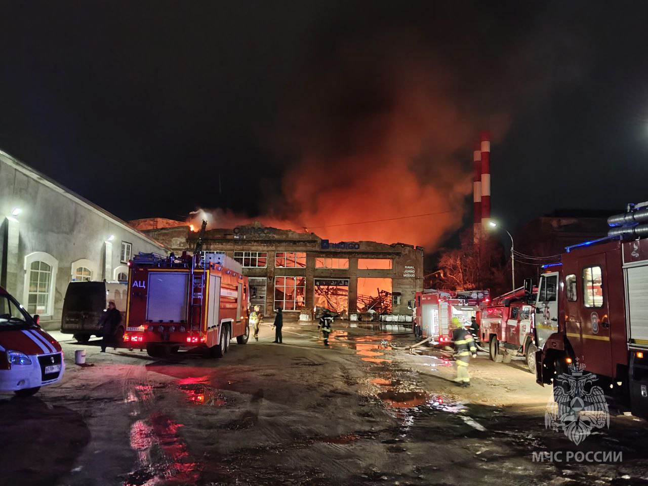 Крупный пожар разгорелся на заводе в Нижнем Новгороде Крупный пожар разгорелся на заводе в Нижнем Новгороде