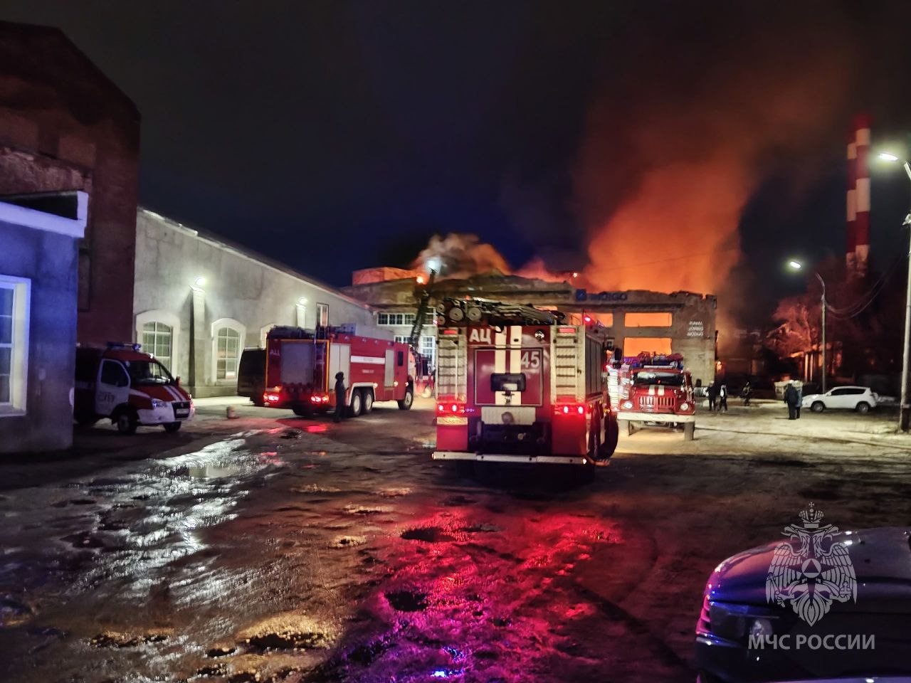 Крупный пожар разгорелся на заводе в Нижнем Новгороде Крупный пожар разгорелся на заводе в Нижнем Новгороде