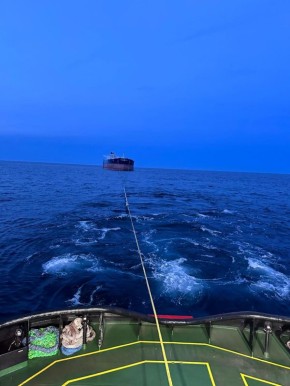 Началась операция по буксировке танкера Virat, который подвергся внешнему воздействию в Черном море, сообщили в Главном управлении по морским делам Турции