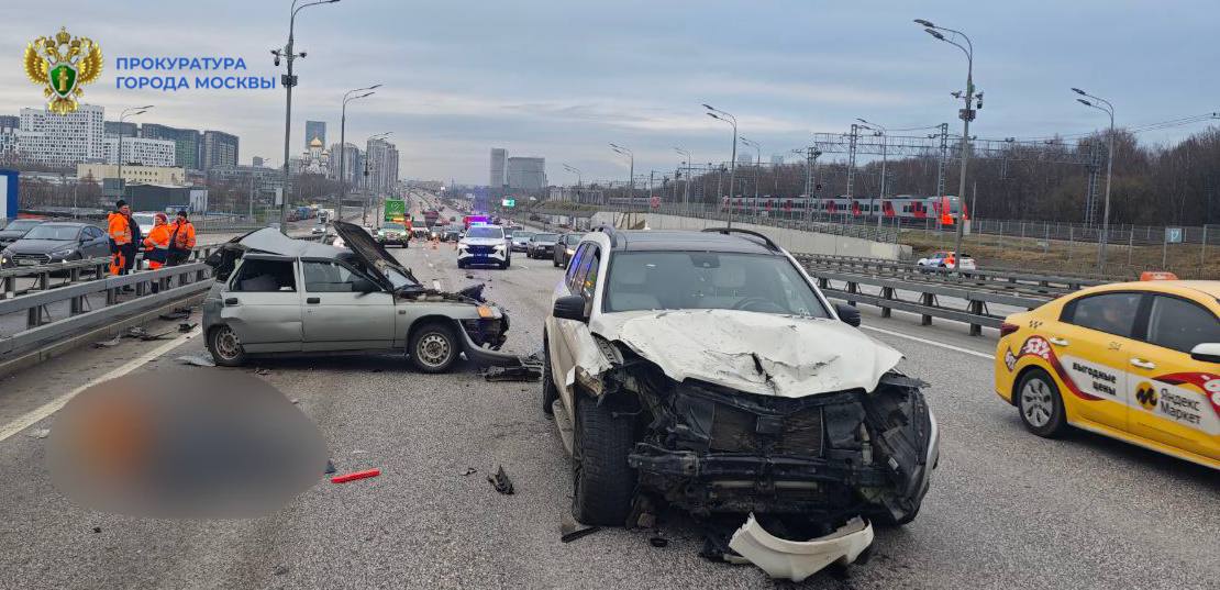 Водитель убил человека, врезавшись в стоявшую машину на Mercedes в Москве Водитель убил человека, врезавшись в стоявшую машину на Mercedes в Москве
