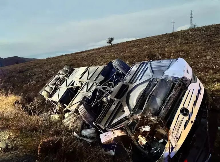 Автобус попал в ДТП в турецкой провинции Афьонкарахисар Автобус попал в ДТП в турецкой провинции Афьонкарахисар