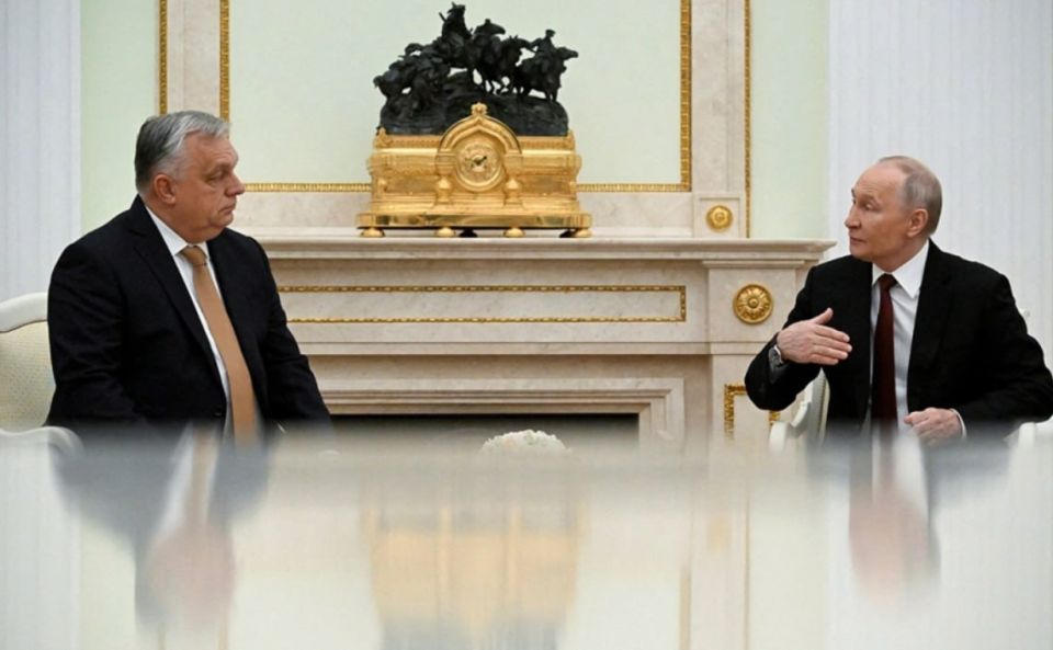 Венгерский премьер-министр Виктор Орбан на встрече с российским президентом Владимиром Путиным в Кремле услышал некорректный перевод слов российского лидера из-за некачественной работы переводчицы, пишет Telex