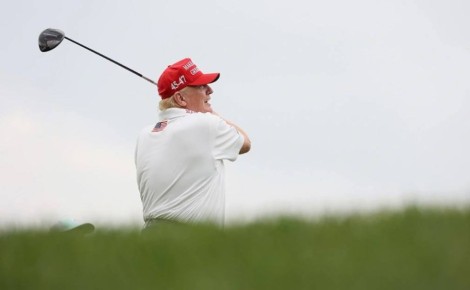 Трамп на фоне начала переговоров в Майами представителей Киева и Вашингтона отправился играть в гольф, сообщил пресс-пул Белого дома