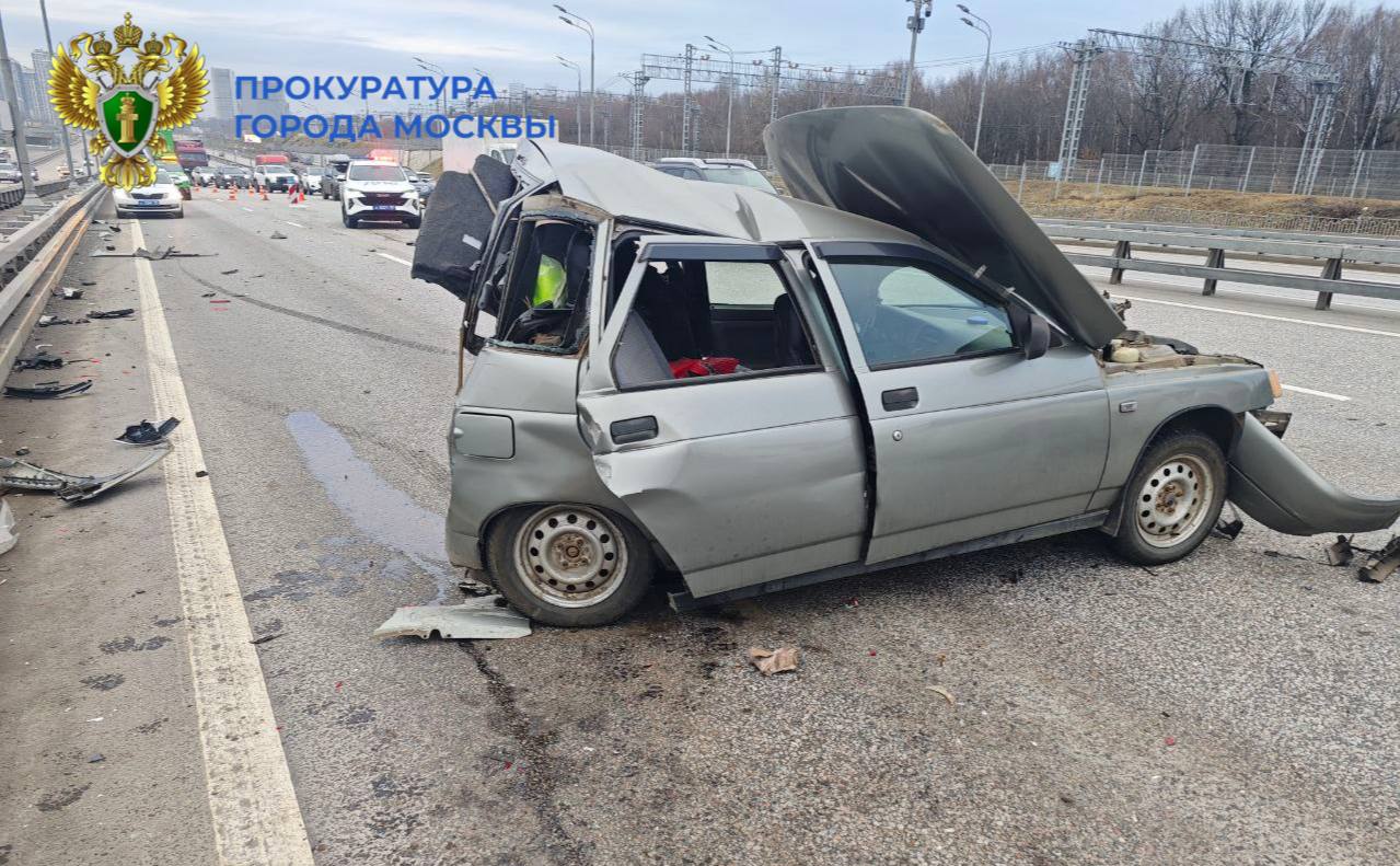 Водитель убил человека, врезавшись в стоявшую машину на Mercedes в Москве Водитель убил человека, врезавшись в стоявшую машину на Mercedes в Москве