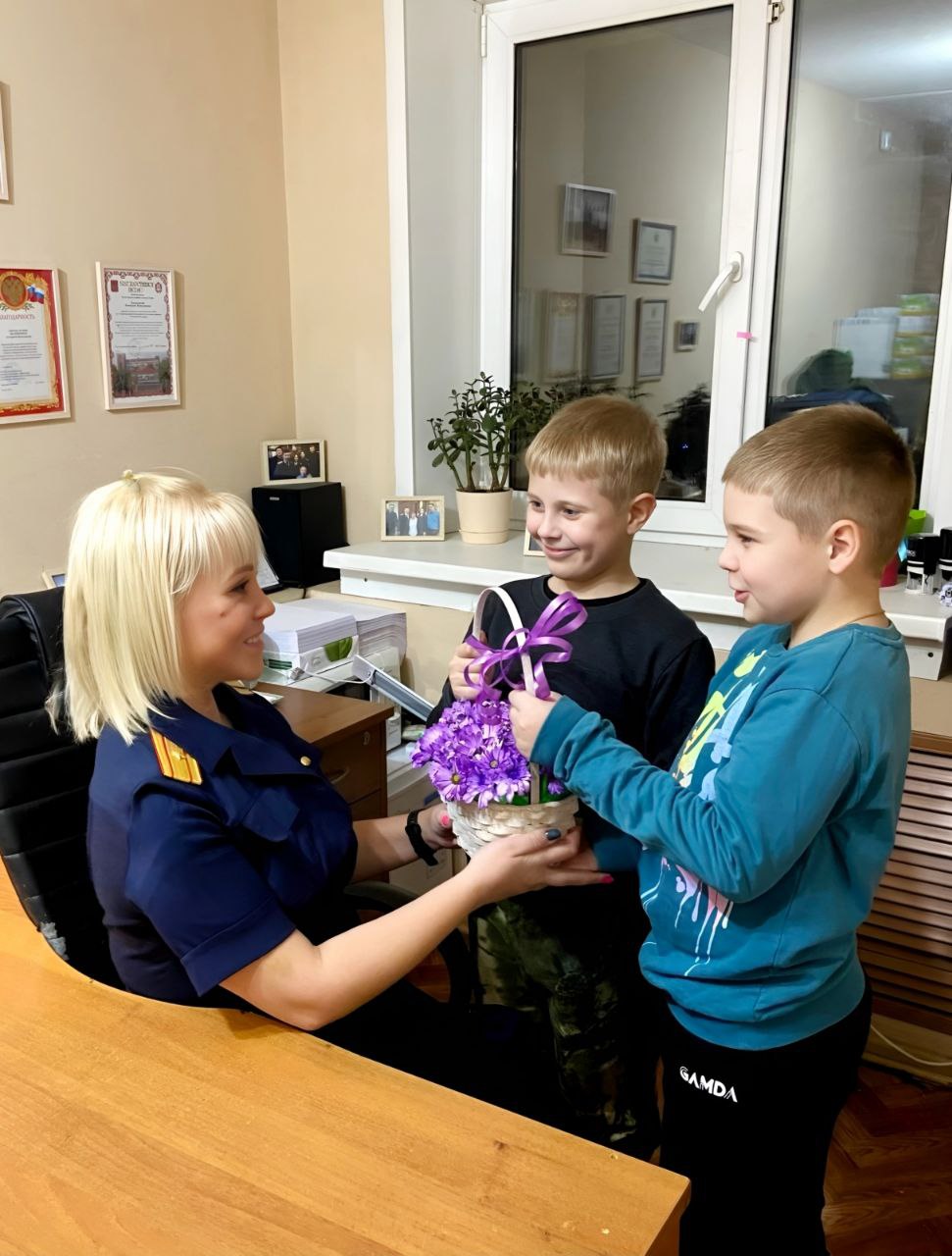 Фотопроект «Мама в погонах» продолжает заместитель руководителя Вышневолоцкого межрайонного следственного отдела майор юстиции Екатерина Былинкина Фотопроект «Мама в погонах» продолжает заместитель руководителя Вышневолоцкого межрайонного следственного отдела майор юстиции Екатерина Былинкина