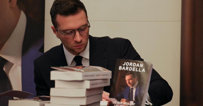 Яичный протест: 74-летний "революционер" разбил яйцо о голову французского председателя "Национального объединения" во время сессии в Муасаке