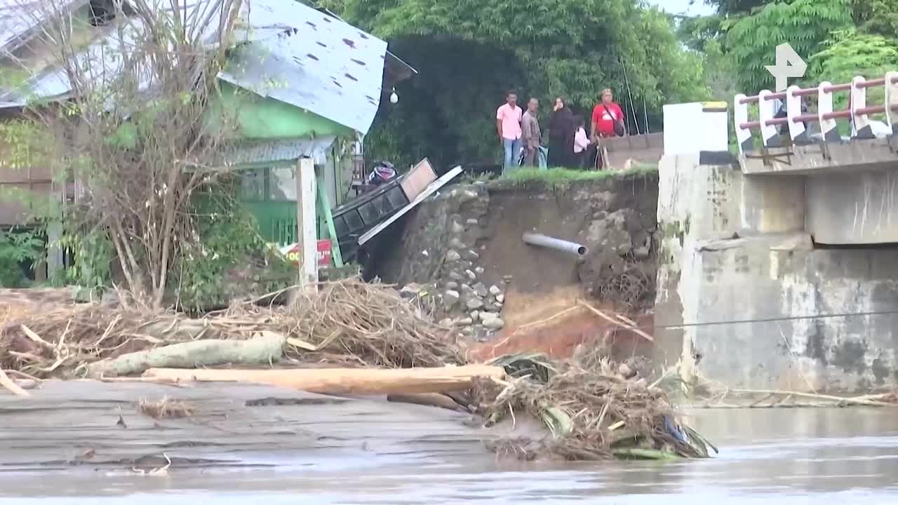 Число погибших из-за наводнения на острове Суматра в Индонезии увеличилось до 417