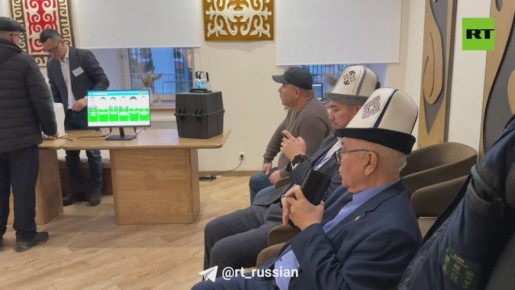 Кадры с избирательного участка в Москве: очереди на выборы в парламент Киргизии не уменьшаются