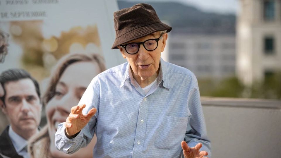 Сегодня исполняется 90 лет Вуди Аллену — режиссеру великому и смешному или, как, возможно, скажут некоторые бывшие его поклонники, цитируя название одного из его фильмов, «сладкому и гадкому»