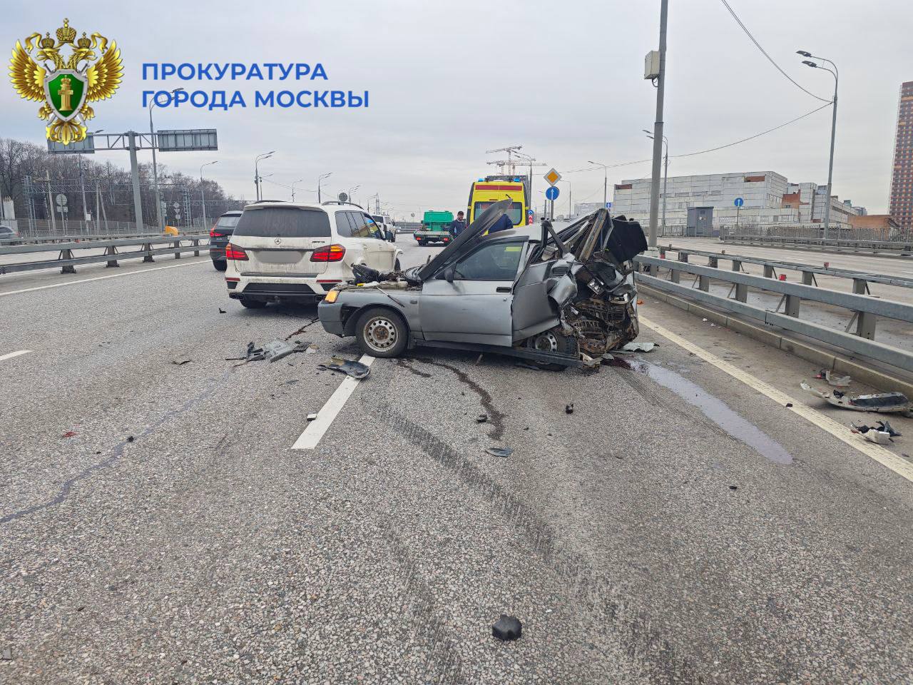 Водитель убил человека, врезавшись в стоявшую машину на Mercedes в Москве