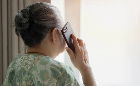 В Москве 69-летняя женщина стала жертвой телефонных мошенников, которые представились сотрудниками водоканала и убедили ее передать им ценности и денежные сбережения на общую сумму более 27,6 млн рублей