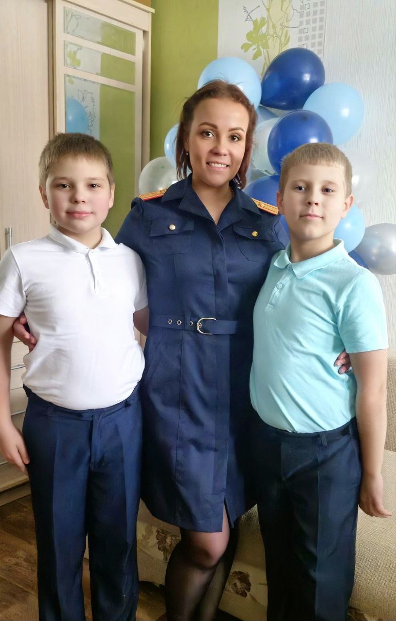 Фотопроект «Мама в погонах» продолжает заместитель руководителя Вышневолоцкого межрайонного следственного отдела майор юстиции Екатерина Былинкина