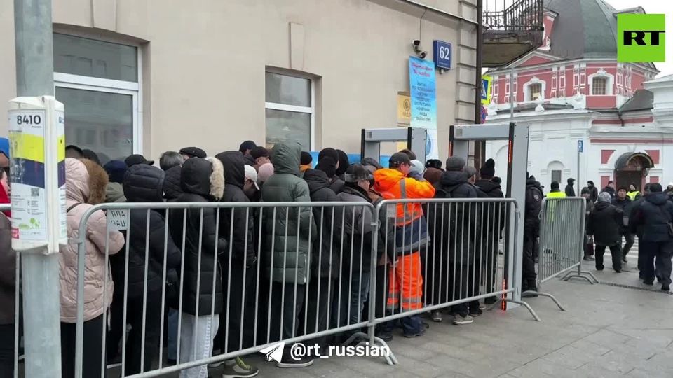 С утра у посольства Киргизии в Москве собрались большие очереди желающих проголосовать на выборах в парламент, передаёт корр RT