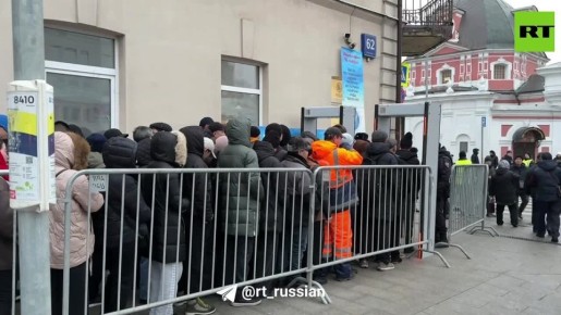 С утра у посольства Киргизии в Москве собрались большие очереди желающих проголосовать на выборах в парламент, передаёт корр RT