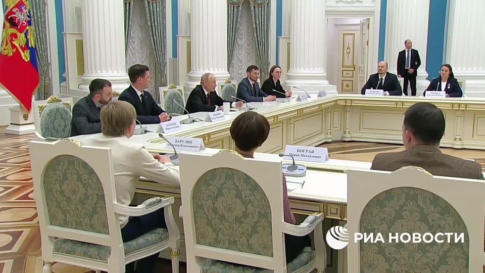 Владимир Путин встретился с первыми получателями научных грантов памяти первого Секретаря ОП РФ, академика Евгения Велихова