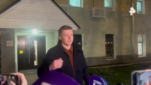 Артем Чекалин вышел из здания суда, от комментариев отказался, передает корреспондент РЕН ТВ