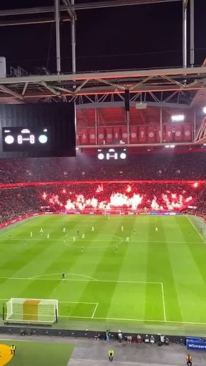 Футбольное поле подожгли фанаты "Аякса" в Амстердаме, запустив сотни фейерверков с трибуны