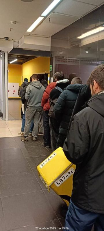 Марина Ахмедова: Сегодня в сетях появилось фото курьеров, выстроившихся в очередь