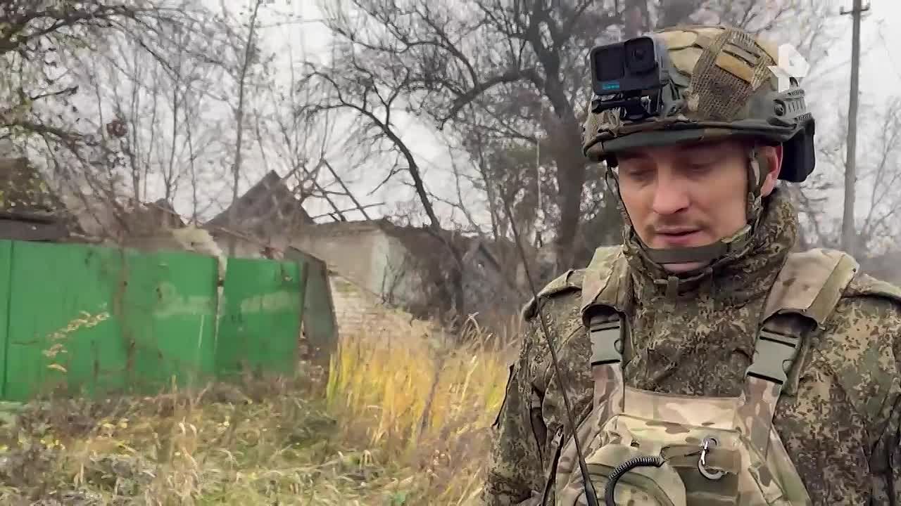 Военнослужащие группировки войск "Центр" развернули Государственный флаг РФ в центре Красноармейска в знак освобождения города