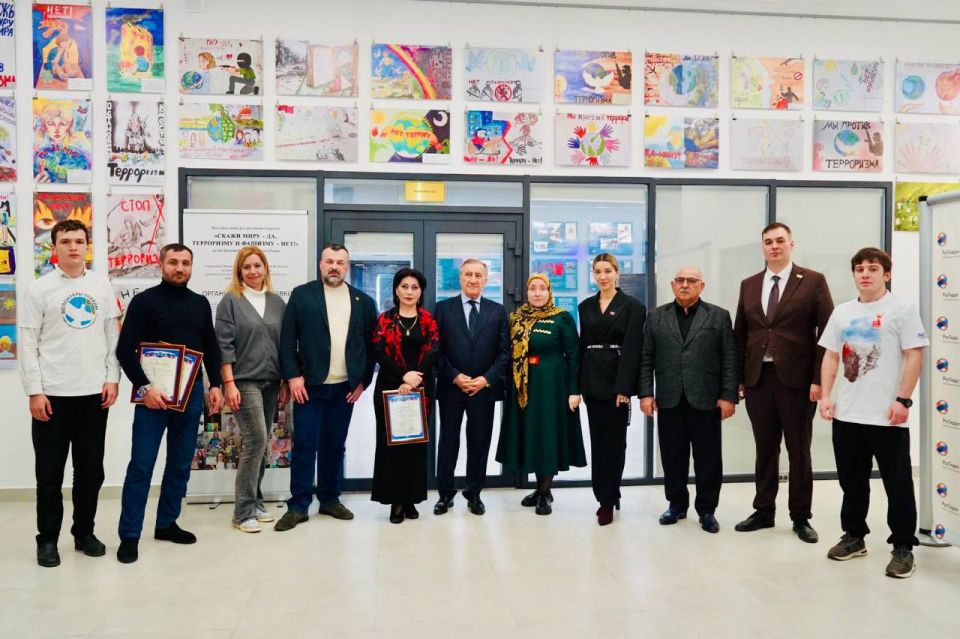 Детские рисунки из Донбасса объединили Дагестан на выставке «Скажи миру — Да, а терроризму и фашизму — Нет!»