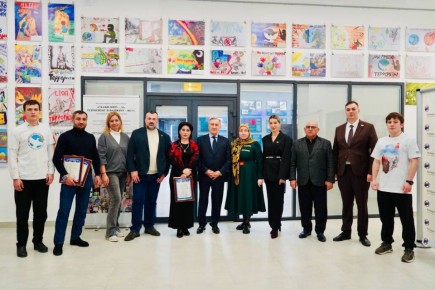 Детские рисунки из Донбасса объединили Дагестан на выставке «Скажи миру — Да, а терроризму и фашизму — Нет!»