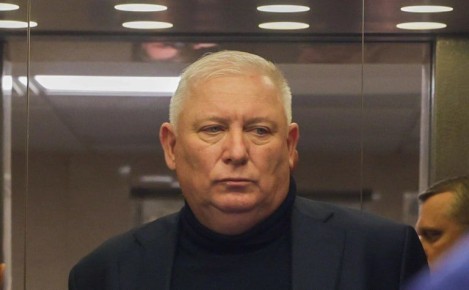 Госдума досрочно лишила полномочий депутата от «Единой России» Анатолия Вороновского, передает корреспондент РБК