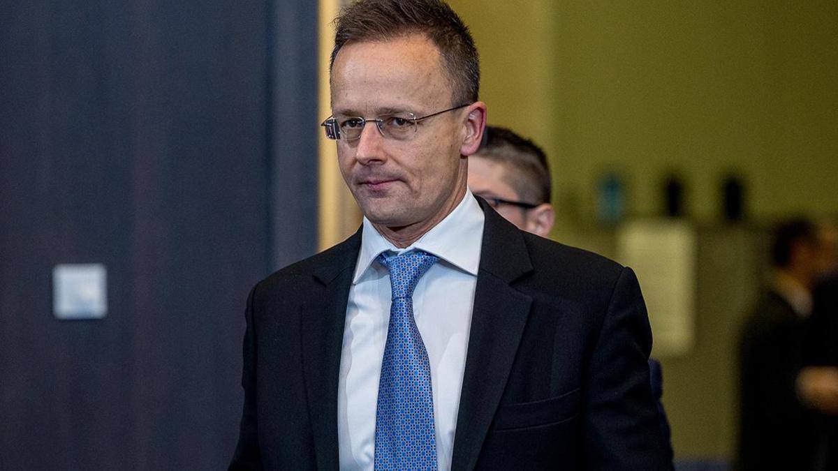 В ближайшее время перед Европой встанет вопрос о том, удастся ли предотвратить крупный конфликт на континенте, заявил глава венгерского МИДа Петер Сийярто