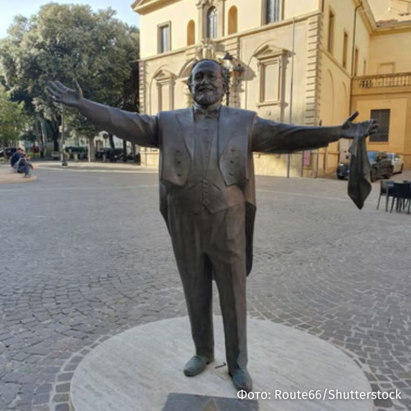 Мэр итальянского города Пезаро извинился за статую Лучано Паваротти, застрявшую на катке