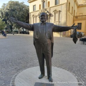 Мэр итальянского города Пезаро извинился за статую Лучано Паваротти, застрявшую на катке