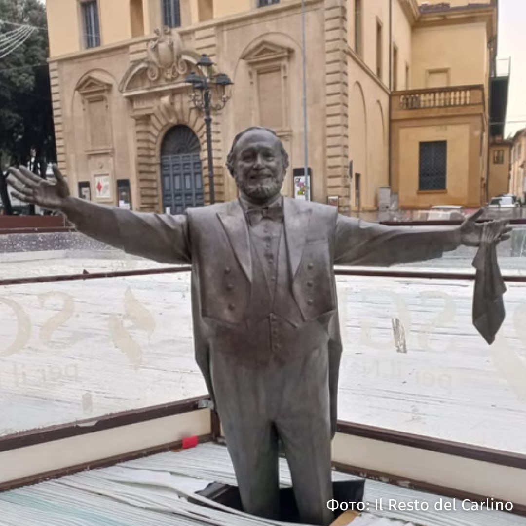 Мэр итальянского города Пезаро извинился за статую Лучано Паваротти, застрявшую на катке Мэр итальянского города Пезаро извинился за статую Лучано Паваротти, застрявшую на катке