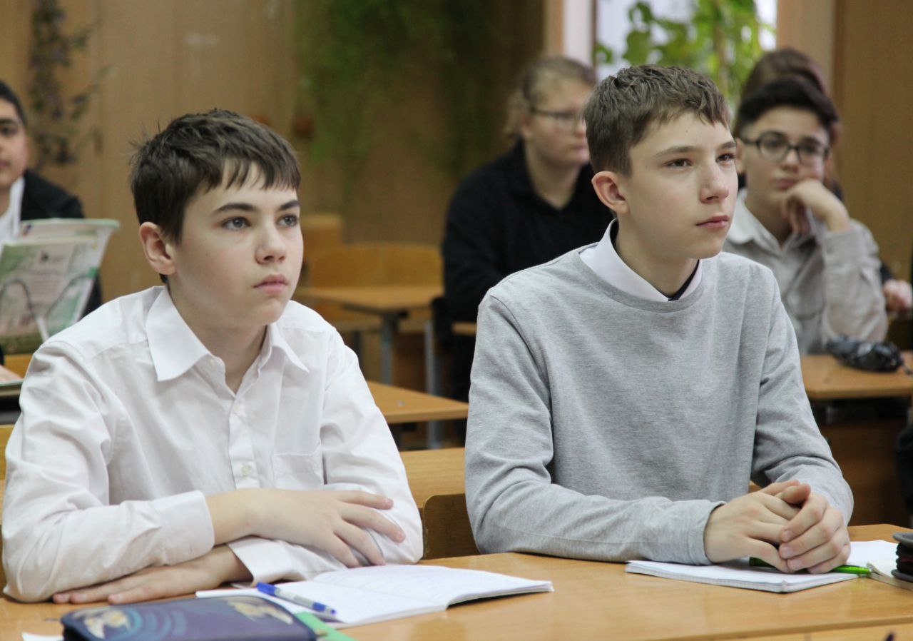 В День Неизвестного Солдата офицер следственного управления Следственного комитета провел патриотическую встречу с учащимися школы