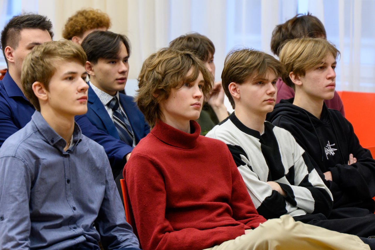 Ирина Окладникова провела урок финграмотности для московских школьников Ирина Окладникова провела урок финграмотности для московских школьников