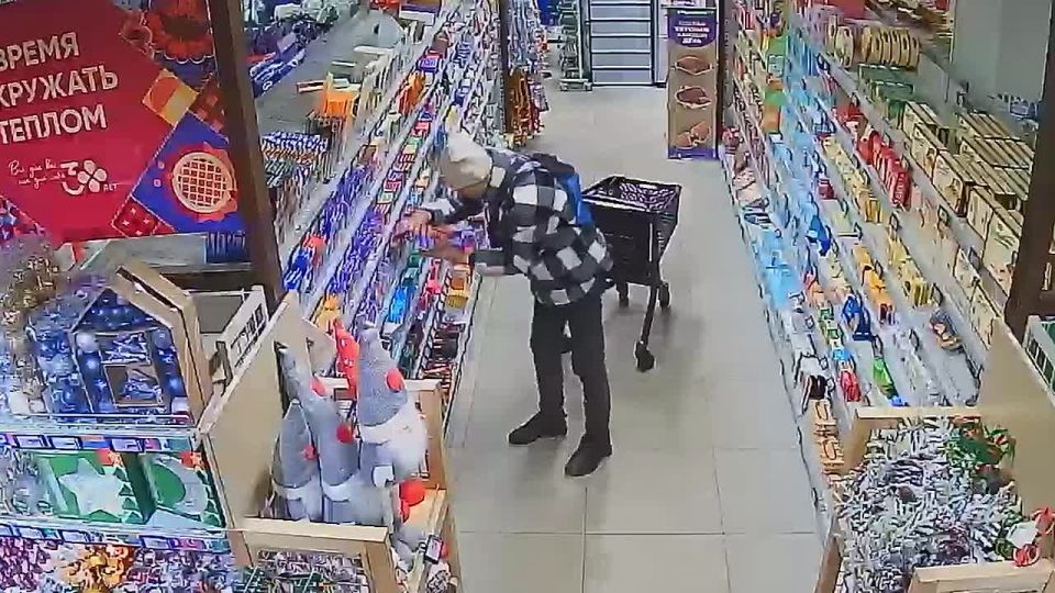 Мурманский Вилли Вонка: мужчина украл 50 плиток шоколада из местного супермаркета, сообщили в полиции Заполярья