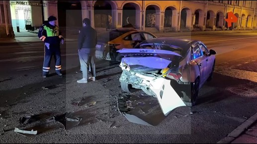 Водитель каршеринга протаранил припаркованное такси в Санкт-Петербурге