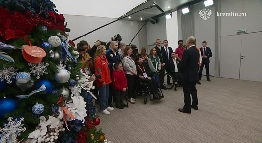 Путин встретился и пообщался с волонтерами перед церемонией награждения победителей в номинации "Волонтер года-2025"