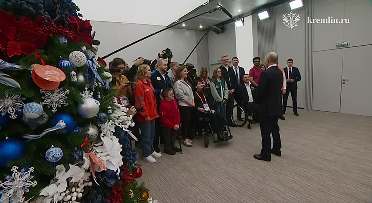 Путин встретился и пообщался с волонтерами перед церемонией награждения победителей в номинации "Волонтер года-2025"