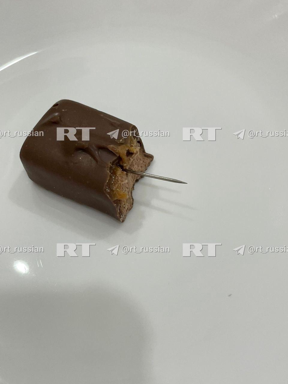 Источник RT: одна из версий попадания иголки в конфету, которую едва не съела девочка в Калуге, — её туда подложили Источник RT: одна из версий попадания иголки в конфету, которую едва не съела девочка в Калуге, — её туда подложили