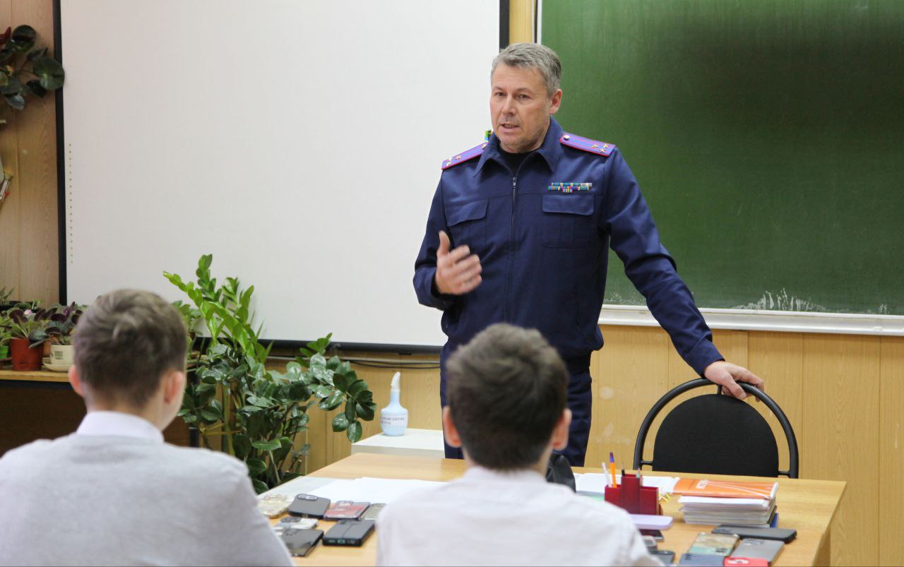 В День Неизвестного Солдата офицер следственного управления Следственного комитета провел патриотическую встречу с учащимися школы В День Неизвестного Солдата офицер следственного управления Следственного комитета провел патриотическую встречу с учащимися школы