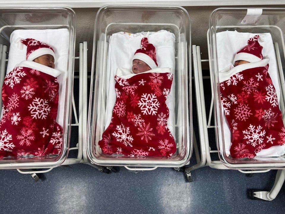 Малышей, рождённых в декабре, пеленают в новогодние костюмы — такая акция проходит в перинатальных центрах Подмосковья