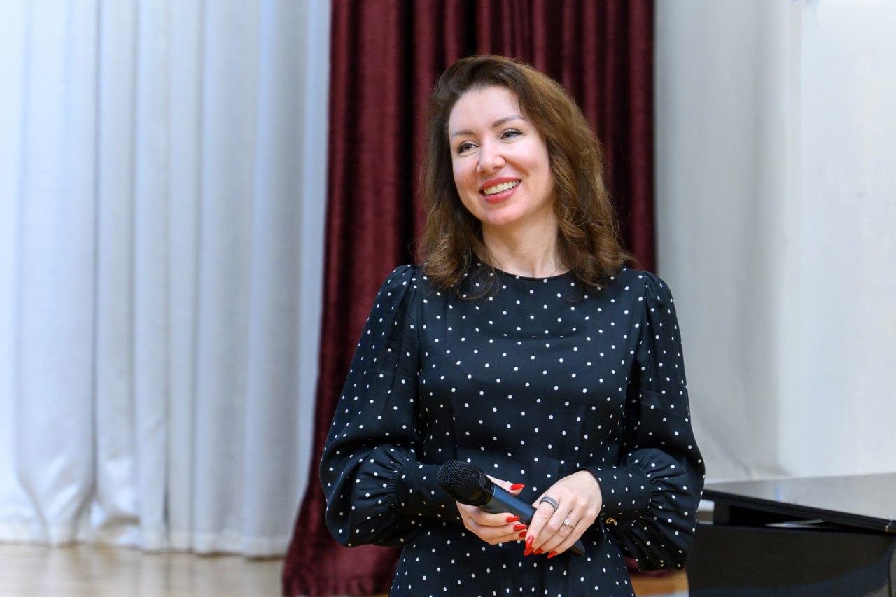 Ирина Окладникова провела урок финграмотности для московских школьников