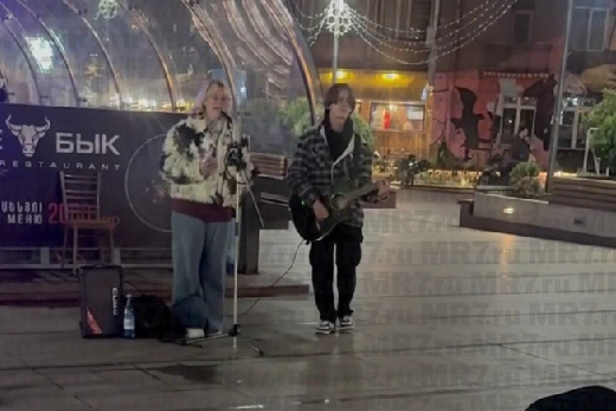 Марина Ахмедова: Уличные музыканты из Питера пытаются выступать в Ереване